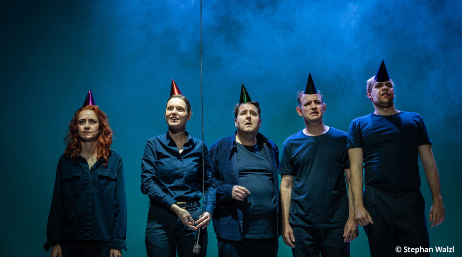 Foto von 5 Personen auf einer dunklen Bühne, Copyright: Stephan Walzl